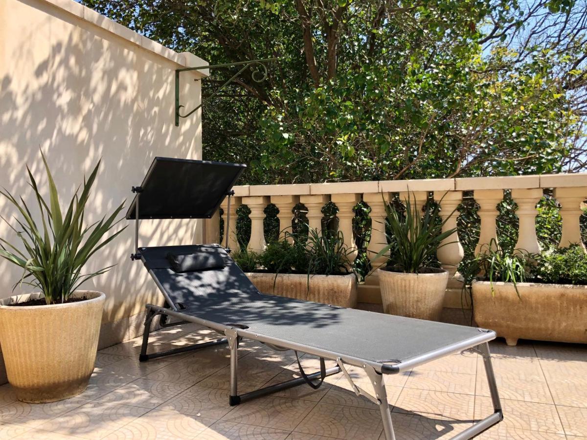 Cote Jardin Est Un Spacieux Et Lumineux T3, Entierement Renove, A 2 Pas De L'Herault Et A 10Min Du Bord De Mer Proche Du Centre Historique Et Du Fabuleux Chateau Laurens, Vous Apprecierez Le Calme De Sa Belle Terrasse Et La Vue Superbe Sur Le Jardin 아그 외부 사진