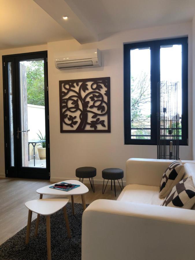 Cote Jardin Est Un Spacieux Et Lumineux T3, Entierement Renove, A 2 Pas De L'Herault Et A 10Min Du Bord De Mer Proche Du Centre Historique Et Du Fabuleux Chateau Laurens, Vous Apprecierez Le Calme De Sa Belle Terrasse Et La Vue Superbe Sur Le Jardin 아그 외부 사진